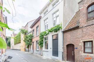 Deze woning is gelegen in het centrum van Gent nabij de Ajuinlei en op wandelafstand van winkels, scholen, openbaar vervoer en...