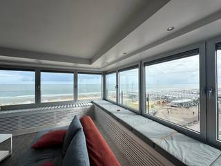 <strong><em>Res. Erasmus.</em></strong><br /><br />Uitzonderlijk bemeubeld hoekappartement met fenomenaal frontaal zeezicht, gelegen op de 4de verdieping in een residentie op de hoek van het Lichttorenplein en de Zeedijk.<br />Dit appartement omvat gastentoilet en vestiaire, lichtrijke royale woonkamer (hoek), genietend van een eindeloos verzicht op strand en zee. Volledig ingerichte keuken met alle comfort. Er zijn 3 slaapkamers waaronder 1 met ensuite douchekamer en stapelbad, en 2 volwaardige slaapkamers voor een tweepersoonsbed.<br /><br />Privatieve kelder en gemeenschappelijke fietsenberging op de -1 verdieping van de residentie.<br />Mogelijkheid tot bijhuren van een staanplaats onder Lichttorenplein, recht over de ingang van de residentie. Alsook een staanplaats in de Diksmuidestraat 56.<br /><br /><u><strong>Huurvoorwaarden:</strong></u>
<ul>
<li>Forfait algemene kosten €150</li>
<li>Tweedeverblijftaks ten laste van de huurder indien van toepassing</li>
<li>Enkel privatieve verhuur, niet mogelijk via vennootschap</li>
<li>3 maand huurwaarborg</li>
<li>Kost plaatsbeschrijving 50/50</li>
<li>Nutsvoorzieningen op naam van de huurder</li>
<li>Huurdersverzekering verplicht</li>
</ul>
<br />Ref. GA719