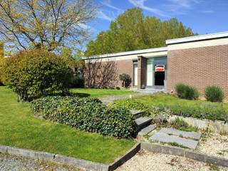 Rustig gelegen vrijstaande woning met 3 slaapkamers, badkamer, toilet, inkomhal, berging, keuken. en een ruime lichtrijke leefruimte met zicht op de achterliggende beemden . De woning is volledig onderkelderd (deels kruipkelder), garage voor 1 wagen en 2 kelderruimtes waarin condensatie mazoutketel.<br />De woning met tuin en tuinhuis ligt op een grond van 14a40. De aanpalende weide met ruime stal is 20a80.<br />Er zijn twee terrassen: 1 overdekt terras op het zuidwesten en achteraan groot terras op het noordwesten.<br />De woning heeft een EPC-D, dus geen renovatieplicht en is onmiddellijk beschikbaar.<br />Gelegen op 20km van Maastricht en op 23km van Hasselt.