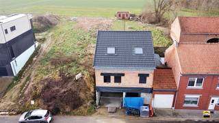 Verder af te werken ruwbouw met rustige liggingDeze ruwbouw in gesloten bebouwing treffen we aan in Opheers, een landelijke deelgemeentevan Heers. U...