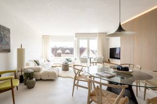 Prachtig appartement volledig gerenoveerd op een toplocatie op de Kustlaan, vlakbij de minigolf.
Indeling: inkomhal met gastentoilet en vestiaire. 
Heel lichtrijke ruime woon- en eetkamer met kastenwand en toegang tot het Zuidgerichte terras genietend van open zichten. 
Open geïnstalleerde keuken voorzien van alle apparatuur.
Berging met aansluiting voor wasmachine en droogkast.
Masterbedroom met ingemaakte kasten, douchekamer. 
2de ruime slaapkamer met douchekamer en ingemaakte kasten en apart toilet.
3de slaapkamer voor stapelbed.
Privatieve kelder. Gemeenschappelijke fietsenberging.
Mogelijkheid tot aankoop van garagebox in een residentie vlakbij.

