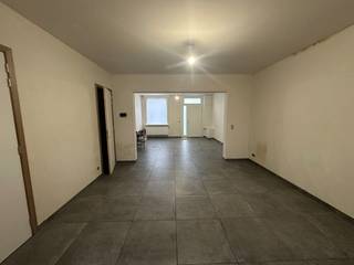 Volledig gerenoveerde woning met vrijstaande garage.<br /><br />De woning bestaat uit:<br />Gelijkvloers: ruime, lichtrijke leefruimte met open, ingerichte keuken - badkamer - traphal<br />Verdieping: nachthal - 2 slaapkamers<br /><br />Terras, tuin en vrijstaande garage.<br /><br />Centrale verwarming op aardgas (2023)<br /><br />Vrij vanaf 1/12