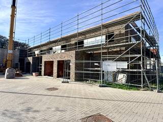 <p>Nog 7 energiezuinige woningen.<br /><br />Prijzen vanaf 317.000€ (excl. kosten) - 362.000€ (excl. kosten). Grond oppervlakte vanaf 139m2 - 364m2. <br /><br />Nog keuze uit halfopen tot gesloten bebouwing met 2 bouwlagen.<br /><br />Bepaal zelf de finishing touch van jouw droomhuis, met inspraak in de afwerking.<br /><br />Ervaar de mogelijkheden in onze modelwoning, beschikbaar na afspraak.<br /><br />Meer informatie? <br />Info@yess-vastgoed.be - 050 / 33 59 03</p>
