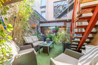Maison de maître pleine de caractère, idéalement située avec vue sur le Baudelopark.<br /><br />Cette spacieuse habitation offre 269 m² habitables, 3 à 4 chambres selon l’aménagement, 3 salles de bains, une cave et un agréable espace extérieur.<br /><br />La large façade permet trois fenêtres par étage, garantissant une belle luminosité dans toute la maison. Plusieurs travaux énergétiques ont déjà été réalisés : isolation des façades avant et arrière ainsi que de la toiture. Avec une nouvelle chaudière, le PEB D peut évoluer vers un PEB C.<br /><br />Composition :<br />Rez-de-chaussée : hall d’entrée, séjour, salle à manger, véranda, cuisine équipée récente, première salle de bains (douche, lavabo, WC), espace extérieur, buanderie et cave sèche.<br /><br />1er étage : séjour lumineux avec kitchenette, salle de bains avec baignoire et WC séparé, grande chambre avec accès terrasse.<br /><br />2e étage : grande chambre avec lavabo et espace polyvalent (chambre/bureau). Actuellement ouvert mais divisible en deux pièces grâce à deux portes.<br /><br />3e étage : grenier aménagé en chambre avec baignoire et douche.<br /><br />Une maison de ville spacieuse, alliant charme, confort et emplacement exceptionnel à Gand.