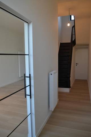 <p>Deze gerenoveerde woning is gelegen in de Bosstraat in hartje Lier, heeft een bewoonbare oppervlakte van 140 vierkante meter en heeft een warm en uitnodigend karakter. De woning omvat een grote leefruimte met open keuken, drie slaapkamers, berging, gastentoilet, terras en tuin. De badkamer, ontworpen voor dagelijks gemak, geeft een gevoel van rust en functionaliteit. De gezellige stadstuin is zuid-gericht. Deze woning, omringd door de vriendelijke sfeer van Lier, biedt niet alleen een thuis, maar ook de vrijheid om uw persoonlijke stempel er op te drukken. Het karakter van de buurt en de nabijheid van voorzieningen maakt dit huis tot een aantrekkelijke keuze voor alle soort gezinnen. Er is voldoende parkeergelegenheid in de directe omgeving. Indien gewenst kan er een garage bij aangekocht worden. Kom gerust eens langs om de mogelijkheden van dit aantrekkelijke pand te ontdekken.<br /><br />Voor meer informatie en/of het maken van een afspraak; patrik@ampvastgoed.be en/of 0465/00.40.45</p>