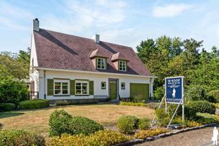 <p><strong>vrijstaande woning met tuin en inpandige garage te Schiplaken. (Boortmeerbeek)</strong></p>
<p>Ontdek deze <strong>ruime, goed onderhouden, vrijstaande woning</strong>, rustig gelegen aan de <strong>Mercatorlaan 17 in Schiplaken (Boortmeerbeek)</strong>, vlak bij het BLOSO-domein van Hofstade. De woning is gelegen op een perceel van 1.083 m² en combineert een praktische indeling met veel woonruimte, een prachtige groene tuin en een aangename, rustige ligging. <br /><strong>Mits de nodige modernisatie en renovatie </strong>is deze woning een echte parel met een prima ligging.</p>
<p>De woning werd steeds <strong>met de grootste zorg onderhouden</strong> en beschikt over een <strong>bewoonbare oppervlakte van 348 m²</strong>. <br />Dankzij de raampartijen geniet u van een aangename natuurlijke lichtinval en versterken het open ruimtegevoel doorheen de woning.</p>
<p><strong>Indeling:</strong></p>
<p>Bij het betreden van de woning komt u binnen in een <strong>ruime inkomhal</strong> met ingebouwde vestiairekasten en een afzonderlijk gastentoilet.</p>
<p>De lichtrijke leefruimte bestaat uit een gezellige zithoek en eetplaats en sluit aan op de <strong>ruime keuken</strong>. Vanuit de leefruimte heeft u via een groot schuifraam toegang tot de <strong>veranda</strong>. Deze vormt een aangename verlenging van de leefruimte en biedt rechtstreeks toegang tot het <strong>terras en de tuin</strong>, waardoor binnen en buiten mooi in elkaar overvloeien.</p>
<p>Aansluitend aan de keuken bevindt zich een praktische <strong>wasplaats/berging</strong>. Van hieruit heeft u toegang tot de tuin, de <strong>inpandige garage</strong> en een bijkomende bergruimte voor tuinmateriaal, die eveneens rechtstreeks toegang biedt tot de tuin. Vanuit de garage is er via een vaste trap ook nog een kamer bereikbaar (ideaal als werkplaats of bureel) en ook nog een zolder, die extra opbergruimte biedt.</p>
<p><strong>Eerste verdieping:</strong></p>
<p>Op de eerste verdieping bevinden zich:</p>
<ul>
<li><strong>3 volwaardige en ruime slaapkamers</strong></li>
<li>Een afzonderlijk toilet</li>
<li>Een <strong>badkamer met inloopdouche en dubbel lavabomeubel</strong></li>
</ul>
<p><strong>Buitenruimte:</strong></p>
<p>Een belangrijke troef van deze woning is de <strong>ruime, volledig omheinde tuin</strong>, waar u in alle rust en privacy kunt genieten van de groene omgeving.</p>
<p>Achteraan het eigendom bevindt zich bovendien nog een <strong>bouwgrond (goedgekeurde verkaveling) </strong>die momenteel mee geïntegreerd is in de tuin en <strong>optioneel </strong>mee kan verkocht worden. Dit biedt eventueel een interessante bijkomende troef en verschillende mogelijkheden naar de toekomst toe.</p>
<p>Aan de voorzijde beschikt de woning over een verzorgde voortuin en een <strong>oprit met parkeergelegenheid</strong>.</p>
<p><strong>Ligging:</strong></p>
<p>De woning geniet van een <strong>rustige en groene ligging in Hever</strong>, met natuur- en recreatiemogelijkheden in de nabije omgeving en het BLOSO-domein van Hofstade vlakbij. Tegelijkertijd zijn winkels, scholen, openbaar vervoer en belangrijke verbindingswegen vlot bereikbaar.</p>
<p>Een <strong>ruime, instapklare gezinswoning </strong>met voldoende privacy, een centrale ligging, een praktische indeling en tal van mogelijkheden.<br /><br />Vragen en/of een bezoek ter plaatse, aarzel niet en neem vandaag nog contact op met ons kantoor te Keerbergen via 016/41 51 51 of mail naar Keerbergen@deboerenpartners.be</p>