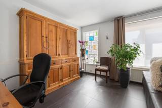 [[ DIT PAND NEEMT DEEL AAN DE ERA OPEN HUIZEN DAG OP 19/9 VAN 16:00 TOT 17:00 ]]
<p><strong>Instapklare halfopen woning in Machelen, op een gunstige locatie nabij het centrum, park, sporthal en belangrijke invalswegen.</strong></p>

<p>Deze charmante woning combineert karakter en comfort op een uitstekende locatie. Dankzij de oprit is er parkeergelegenheid voor twee wagens. Binnen geniet je van een ruime leefruimte met open keuken, ideaal voor gezellige momenten met familie en vrienden.</p>

<p>Op de eerste verdieping bevinden zich twee ruime slaapkamers en een badkamer. De reeds ingerichte zolderverdieping doet momenteel dienst als slaapkamer, maar biedt dankzij haar royale oppervlakte de mogelijkheid om opgedeeld te worden in twee afzonderlijke kamers.</p>

<p>Gelegen in een rustige, residentiële buurt, geniet je hier van alle rust en privacy, terwijl winkels, scholen, openbaar vervoer en andere voorzieningen zich op wandelafstand bevinden.</p>

<p> </p>

<p><strong><u>Belangrijkste ruimtes:</u></strong></p>

<p>• Gezellige living met natuurlijke lichtinval</p>

<p>• Eetkamer aansluitend op de keuken</p>

<p>• Functionele keuken met toegang tot de tuin</p>

<p>• Drie ruime slaapkamers</p>

<p>• Badkamer met basisvoorzieningen</p>

<p>• Bureel, ideaal als thuiswerkplek</p>

<p>• Wasplaats</p>

<p>• Tuin van 88 m² met tuinhuis</p>

<p>• Oprit voor 2 wagens</p>

<p> </p>

<p><strong><u>Troeven:</u></strong></p>

<p>• Instapklare halfopen woning met oprit voor 2 wagens</p>

<p>• 3 ruime kamers</p>

<p>• Gunstige ligging dichtbij centrum, park, sporthal en invalswegen</p>

<p> </p>

<p>Meer informatie of een bezoek met Sam Vandenhouten? Contacteer ons via +3223351115</p>

<p>JOUW DROOMHUIS. ZO GEVONDEN!</p>