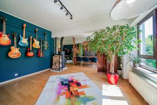 In het hart van de gewilde wijk Les Pléiades, in de groene omgeving van Le Clos du Dauphin, ligt dit charmante huis met drie gevels waar rust, licht en een ontspannen levensstijl heersen. Een ideale plek voor een gezin dat op zoek is naar ruimte, rust en momenten om samen te genieten. Bij binnenkomst wordt u verwelkomd door een ruime hal die leidt naar lichte woonruimtes waar de woonkamer en de eetkamer harmonieus samensmelten in een warme en gezellige sfeer. De aparte, functionele en elegante keuken komt uit op een aangenaam terras en een tuin op het oosten, die baadt in de eerste zonnestralen. Op de bovenverdieping toont het huis zijn volledige potentieel voor een gezin met een kantoor en vier slaapkamers, waarvan twee mooie kamers met mezzanine, echte ruimtes voor spel, creativiteit en dromen voor de allerkleinsten. Twee aparte toiletten maken de indeling van het huis compleet. Deze woning is ontworpen met het oog op dagelijks comfort en beschikt ook over twee garages, drie parkeerplaatsen buiten, ruime kelders, een gasboiler en zonnepanelen. De uitstekende EPC-klasse C is een bijzonder zeldzame troef voor dit type woning, met name dankzij de isolatie van het dak, de gevels en de installatie van zonnepanelen, die het hele jaar door een betere energieprestatie en meer comfort garanderen. Elektrische installatie niet conform. Info en bezichtigingen: +32 472 46 57 83