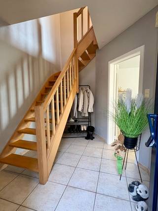 Wie op zoek is naar een verzorgde woning op een rustige en toch centrale ligging is hier aan het juiste adres! Deze charmante halfopen bebouwing nabij het centrum van Sleidinge biedt je alles om comfortabel te woning op een fantastische locatie!<br /><br />De woning is gelegen in een doodlopende straat en geniet van een open zicht op de velden (landbouwgebied). Het perceel heeft een oppervlakte van 346 m² en heeft een zeer goede oriëntatie (zuidwest). Deze woning is steeds zeer goed onderhouden en beschikt over een zeer gunstig EPC-label (label B)! De constructie van deze woning is solide en kwaliteitsvol waardoor zeker kan zijn van jouw aankoop.<br /><br />De woning is praktisch ingedeeld. Je betreedt de woning via de inkomhal en gastentoilet. De ruime en lichtrijke leefruimte met aansluitende woonkeuken vormen het hart van deze woning en bieden je een uniek zicht op de tuin en de achterliggende velden. Heel praktisch is de berging/technische ruimte naast de keuken. <br /><br />De woning beschikt over drie slaapkamers en een badkamer op de eerste verdieping. Onder het dak bevindt zich nog een zolderruimte.<br /><br />De woning beschikt over een praktische en gemakkelijk te onderhouden tuin met ruime aparte garage!<br /><br />TROEVEN:<br />- Doodlopende straat<br />- Zicht op de velden<br />- Solide constructie<br />- Ruime woning<br />- Volwaardige slaapkamers<br /><br />Info en bezoek mogelijk na afspraak via www.danimmo.be, info@danimmo.be of 0485 604 991.