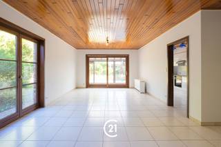 <p>Habitat semi-détaché dans un quartier résidentiel calme à Drongen.</p><p>C'est dans le quartier paisible de Varendrieskouter que se trouve cette agréable maison semi-ouverte.</p><p>La maison dispose d’un espace de vie lumineux qui s’ouvre agréablement sur la cuisine et la véranda. À côté de la cuisine se trouve un débarras pratique donnant accès à la cave. Depuis la véranda, vous profitez d’une vue agréable et d’un accès facile au jardin avec terrasse, idéal pour profiter du plein air.</p><p>Cette propriété comprend quatre chambres à coucher spacieuses et une salle de bains équipée à la fois d’une baignoire et d’une douche.</p><p>Outre le garage spacieux, vous disposez également d’une allée privée.</p><p>En résumé : une maison familiale spacieuse située dans un endroit calme, avec quatre chambres et un agréable espace extérieur.<br />Cette maison vous intéresse ? N’hésitez pas à nous contacter pour organiser une visite. À bientôt !</p>