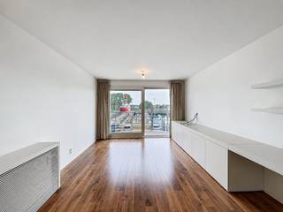 Stijlvol en modern één slaapkamer appartement te huur aan de jachthaven van Zeebrugge. Het pand blinkt uit door zijn gunstige bereikbaarheid en uitstekende ligging. Vanaf de Rederskaai bent u op een boogscheut verwijderd van lokale winkels, gezellige horeca, het openbaar vervoer en de belangrijkste uitvalswegen rond Zeebrugge. Dankzij de grote raampartijen geniet u in de woonkamer van een heerlijke lichtinval en een rechtstreekse verbinding met het terras.<br /><br />Indeling:<br />- inkomhal met gastentoilet<br />- dressing/berging<br />- woonkamer met toegang tot terras met zicht op de haven<br />- geïnstalleerde keuken<br />- badkamer met douchecabine en lavabo<br />- volwaardige slaapkamer<br /><br />Bijkomend beschikt het appartement over een privatieve kelderberging, vlot te bereiken via de lift en trap.<br /><br />Bent u op zoek naar vastgoed te huur in Zeebrugge?<br />De snelste manier om een bezoek te brengen aan dit appartement? Vraag je bezoek aan via de rode knop op onze website (www.dewaele.com) en je wordt gecontacteerd door onze verhuurexpert Arne.  Aanvraag dient via Rentio te gebeuren. Telefonisch kunnen er geen afspraken gemaakt worden. Bij andere vragen kun je ons telefonisch contacteren via 056 612 612.<br /><br />