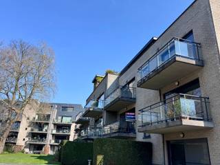Aangenaam appartement van ca. 94m², gelegen op de eerste verdieping van het domein "KARMELIETENHOF", biedt een unieke combinatie van rust, groen...
