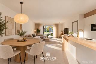 Voor meer info en foto’s, surf naar www.swevers.be – Deze nieuwe halfopen bebouwing aan Kwadestraat 80 in Geetbets wordt aangeboden met een grondwaarde van €130.000 (12% registratierechten) en een constructiewaarde van €300.000 (21% btw) en biedt een mooie combinatie van moderne afwerking, comfort en een praktische indeling. Op het gelijkvloers kom je binnen via de inkomhal met gastentoilet en trap. Vooraan bevindt zich de lichtrijke woonkamer van 21,84 m². Aansluitend ligt de open keuken van 24,60 m², met voldoende plaats voor een kookeiland en eetruimte. Achteraan is er nog een handige berging met aansluiting voor wasmachine en droogkast. Op de eerste verdieping bevinden zich drie volwaardige slaapkamers, een nachthal, een apart toilet en een ruime badkamer met dubbele wastafel en inloopdouche. De grootste slaapkamer van 18,20 m² biedt extra mogelijkheden voor een dressing of kastenwand. De andere kamers van 10,85 m² en 10,15 m² zijn ideaal als kinder-, logeer- of bureauruimte. Het perceel van 882 m² is zuidoost georiënteerd, waardoor tuin en terras de hele dag door van veel zon genieten. Er is voldoende ruimte voor een terras, tuin, speelzone of tuinhuis. De ligging is rustig en tegelijk praktisch, met openbaar vervoer op 300 meter, restaurants op 130 meter, winkels en ontspanning op 1,7 km, scholen op 1,8 km en een vlotte verbinding naar de snelweg op 8,7 km. Een instapklare woning voor wie comfortabel en hedendaags wil wonen. Voor meer informatie, bel 011 255 155. Bron bewoonbare oppervlakte: EPC – verslag.
