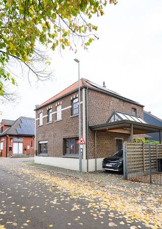 🏡 Charmante, ruime woning op het dorpsplein van Wezemaal<br /><br />In het hart van Wezemaal, pal aan het gezellige dorpsplein, bieden wij onze ruime en instapklare woning te koop aan.<br />Deze karaktervolle woning combineert centrale ligging, veel leefruimte en een praktische indeling — ideaal voor wie comfortabel wil wonen in een warme dorpssfeer.<br /><br />Op het gelijkvloers vindt u een grote leefruimte met halfopen keuken.<br />Daarnaast is er een ruime berging, voorzien van ingebouwde kasten en extra bergruimte boven de kelder, wat zorgt voor veel praktische opslagmogelijkheden.<br /><br />De eerste verdieping telt twee ruime slaapkamers, een badkamer en een aparte dressing.<br />Op de tweede verdieping vindt u nog een derde slaapkamer met de mogelijkheid tot een vierde kamer, ideaal als tienerkamer, hobbyruimte of bureau.<br /><br />De woning is verzorgd, volledig gerenoveerd in 2012 en uitgerust met zonnepanelen. De woning is energiezuinig met een EPC-label B.<br /><br />Dankzij de centrale ligging woont u op wandelafstand van winkels, scholen, openbaar vervoer, het station en prachtige wandel- en fietsroutes in de groene omgeving van Rotselaar en Wezemaal.<br /><br />📞 Interesse of vragen?<br />Aarzel niet om ons te contacteren.<br />Bezoeken kunnen op afspraak via 0478/41.37.03.<br />Laat u verrassen door de ruimte en de ligging van deze charmante dorpswoning — een unieke kans in het hart van Wezemaal!