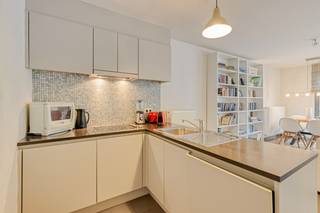 Op zoek naar een stijlvol appartement met een uitstekende ligging? Dit moderne 2-SLAAPKAMER-appartement (BJ 2010) is wat je zoekt! Omvat: inkomhal met gastentoilet, ruime en lichtrijke leefruimte met een volledig ingerichte open keuken (voorzien van keramische kookplaat, oven, koelkast met vriesvak en vaatwasser), praktische berging/wasplaats, moderne badkamer (douche en lavabo) en 2 slaapkamers.<br />Extra troeven: alu ramen met dubbele beglazing, CV op aardgas, conform gekeurde elektrische installatie, gemeenschappelijke fietsenberging, gunstige ligging (op wandelafstand van winkels, scholen, openbaar vervoer en met een vlotte verbinding naar invalswegen). Een instapklaar appartement waar enkel je meubels nog ontbreken! Deze eigendom wordt u aangeboden onder de verkoopmethode "STARTPRIJS"’. Deze startprijs houdt bijgevolg géén aanbod in maar is een uitnodiging om tot een prijsvoorstel over te gaan. U kan steeds vanaf deze prijs een voorstel doen, die door de eigenaar al dan niet kan aanvaard worden.<br />