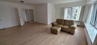Instapklaar appartement op de 1ste verdieping voorzien van ingerichte keuken met alle toestellen. In het appartement zijn er 2 slaapkamers aanwezig en een badkamer met ligbad en douchescherm. Apart toilet<br />Ruime woonkamer op parket. Achteraan het appartement is er een terras aanwezig.<br />Voor verdere inlichtingen of bezichtigingen gelieve onze vastgoedadviseur Guy de Witte te contacteren op het nummer 0477904846
