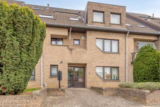 Voor meer info of om een bezoek in te plannen, neem contact op via 016199345 of via pieter.maes@homixx.be.<br /><br />Bent u op zoek naar een instapklaar, energiezuinig appartement in Hasselt? Dan is dit appartement (gelegen op de eerste verdieping) exact wat u zoekt! Enkele van de vele troeven:<br />- Gelegen in een rustige straat, vlakbij de ring van Hasselt en de oprit van de E313 en bovendien op wandelafstand van de dichtstbijzijnde supermarkt én op nauwelijks 5 minuten fietsen van het bruisende centrum van Hasselt;<br />- Overdekte staanplaats (inbegrepen in de vraagprijs);<br />- Lichtrijke leefruimte;<br />- Conforme elektriciteit;<br />- Uitstekende EPC-score (B) dankzij o.m. een vernieuwde condensatieketel (2023);<br />- ...<br /><br />INDELING:<br />Inkomhal, woonkamer met open keuken - voorzien van alle merktoestellen - van waaruit u toegang heeft tot het gezellige terras. Verder is er nog een badkamer met bad en dubbele lavabo, twee ruime slaapkamers en een wasplaats/berging voor extra opslagruimte. Achteraan het gebouw bevindt zich nog een ruime, overdekte staanplaats. <br /><br />Kan u niet wachten om dit prachtige appartement te bekijken? Plan dan snel uw bezoek in!