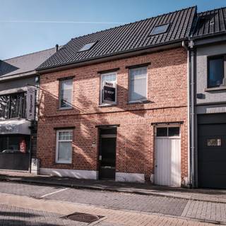<p></p><div><p>Ben je op zoek naar een woning met charme, ruimte en tal van mogelijkheden? Dan is deze karaktervolle rijwoning in het centrum van Ramsel zeker een bezoek waard!</p><p>Deze woning geniet van een uitstekende ligging, op wandelafstand van winkels, scholen, openbaar vervoer en andere dagelijkse voorzieningen. Achter de authentieke gevel schuilt een woning met veel potentieel voor wie graag zijn eigen stempel drukt op zijn toekomstige thuis.</p><p>Reeds enkele belangrijke investeringen werden uitgevoerd: het dak werd vernieuwd, de ramen aan de voorzijde werden vervangen en ook de gasketel werd recent vernieuwd. Hierdoor kan je je verder focussen op de renovatie en inrichting naar eigen smaak.</p><p>Binnen tref je ruime kamers met tal van mogelijkheden. Een absolute troef is de grote zolderruimte, die mits verdere afwerking kan worden omgevormd tot extra slaapkamers of een hobbyruimte.</p><p>Buiten geniet je van een gezellige, privatieve tuin waar het heerlijk vertoeven is. Extra praktisch is de rechtstreekse toegang vanaf de straatzijde naar de tuin, ideaal voor fietsen, tuinmateriaal of het creëren van een vlotte doorgang naar achteren.</p><p>Interesse? Neem contact op voor een bezoek ter plaatse. </p></div>