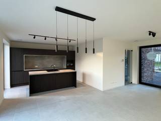 Deze knappe woning is op veel vlakken een absolute voltreffer: een nieuwbouw met een bruto-oppervlakte van 137,10 m² gelegen in een groene omgeving met 3 slaapkamers én een gezellige tuin. Je woont bovendien op wandelafstand van het centrum van Bilzen. Zo heb je alle voorzieningen dichtbij.<br /><br />Deze woonst beschikt over veel lichtinval en heeft een breed zicht op de tuin door de plafondhoge ramen. Bovendien werd de woning intussen kwalitatief afgewerkt en instapklaar ingericht. Elke dag fijn thuiskomen, die garantie krijg je van ons.<br /><br />Totale prijs inclusief alle kosten, schilderwerken en verlichting:<br />21% BTW: ± € 461.500<br /><br />Wens je meer informatie? Neem contact op met Vestio via 011 80 00 00 of info@vestio.com. We nodigen je graag uit op kantoor of ter plaatse voor een persoonlijke afspraak.