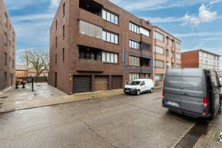 <strong>Dit recent gerenoveerd appartement (2025) van ca. 103 m² bevindt zich op de eerste verdieping en beschikt o.a. over twee volwaardige slaapkamers, een ruime woonkamer met open keuken, een overdekt inpandig terras en een inpandige garagebox (bij aan te kopen). Het appartement is gelegen in een rustige straat nabij de Graatakker, net binnen de Ring van Turnhout. Het appartement beschikt over een gunstige EPC-score van 106 kWh/m²/j (label B) en een goedgekeurde elektrische installatie.</strong><br /><br /><span>Indeling appartement</span>: <br />Bij binnenkomst betreedt u de inkomhal die toegang biedt tot de verschillende ruimtes van het appartement. Hier bevindt zich tevens een<strong> </strong>apart gastentoilet.<br /><br />De ruime en lichtrijke woonkamer vormt het hart van het appartement en staat in directe verbinding met de open keuken. Vanuit de leefruimte heeft u toegang tot het overdekte, inpandige terras, waar het aangenaam vertoeven is.<br /><br />De keuken is praktisch ingericht en uitgerust met de nodige toestellen, waaronder een oven, een inductiekookplaat met dampkap, een spoelbak, een koelkast en een kleine vriezer. Optioneel kan de eetkamer worden overgenomen, bestaande uit een massief eiken kast en bijhorende tafel.<br /><br />Het nachtgedeelte beschikt over twee ruime en volwaardige slaapkamers van ca. 14 m² en 16 m², beide voorzien van vliegenramen. De badkamer is uitgerust met een inloopdouche en een enkele wastafel met meubel. Daarnaast bevinden zich hier ook de aansluitingen voor de wasapparatuur.<br /><br /><strong>Bij het appartement hoort een inpandige garagebox die verplicht mee aan te kopen is voor 21.000 EUR.</strong><br /><br /><span>Bijzonderheden:</span> <br />- <span>Stedenbouwkundige inlichtingen in aanvraag<br />- Lift aanwezig <br />- Elektrische installatie conform<br />- Gunstige EPC-score: 106 kWh/m²/j (label B)<br />- Centrale verwarming op aardgas, d.m.v. radiatoren <br />- Gemeenschappelijke kosten: 135 EUR/maand (incl. verzekering) <br /><br />Bekijk dit appartement via onze virtual tour: https://tour.giraffe360.com/dddaed568d1a4d59b6ac00343d3d300f/</span>