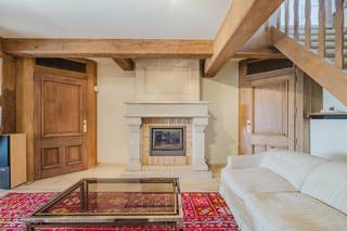 Dit <strong>karaktervolle penthouse</strong> op een <strong>absolute toplocatie</strong> combineert <strong>authentieke charme</strong> met <strong>spacieuze woonruimtes</strong> en biedt een <strong>uitzonderlijk uitzicht</strong> op zowel de <strong>Sint-Janskerk</strong> als het <strong>Groeningeplein</strong>.<br /><br />Via de <strong>inkomhal</strong>, voorzien van een <strong>gastentoilet</strong> en <strong>vestiairekast</strong>, bereikt u de <strong>leefruimte, de keuken, een praktische koele berging</strong> en een <strong>eerste slaapkamer</strong> <strong>met een vernieuwde en-suite badkamer én een prachtig verzicht op de imposante Sint-Janskerk. </strong><br />De <strong>leefruimte en keuken</strong> <strong>stralen warmte en karakter uit</strong> dankzij de <strong>authentieke balken</strong> en de <strong>haard</strong>.<br /><br />Op de <strong>bovenverdieping</strong> vindt u nog <strong>drie kamers</strong>, <strong>waarvan één</strong> met <strong>kitchenette</strong>, en een <strong>badkamer</strong>.<br />De <strong>badkamer</strong> op deze bovenverdieping is <strong>volledig ingericht</strong> en uitgerust met een <strong>toilet, douche, ligbad en badkamermeubel</strong>.<br />Op deze verdieping heeft u toegang tot <strong>beide terrassen</strong> van samen <strong>100m², uitkijkend op de Sint-Janskerk, het Groeningeplein en véél verder. </strong><br /><br />Kortom, een <strong>uitzonderlijk en ruim penthouse</strong> <strong>boordevol mogelijkheden</strong>, met <strong>twee terrassen</strong> en een <strong>schitterend panoramisch uitzicht</strong> <strong>over Kortrijk en</strong> zijn <strong>omgeving</strong>.<br />Bij het penthouse horen een <strong>ruime</strong> <strong>garagebox</strong> en een <strong>zeer ruime kelderberging</strong>.<br /><br />Richtprijs €495.000<br /><br /><strong>Interesse?<br />Contacteer </strong>Matthis 0477 804 350 - <u><strong>matthis@dekeyser.immo</strong></u>