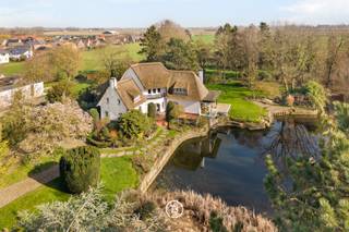 Temidden van een domein van bijna 10.000 m², verscholen van de baan, vinden we dit prachtig landhuis dat net een complete renovatie heeft...