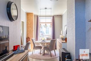 Op zoek naar een woning die u volledig naar eigen smaak kunt renoveren en inrichten? Deze charmante woning in de Heidestraat te Gentbrugge biedt tal van mogelijkheden voor wie een gezellige gezinswoning of interessante investering zoekt.<br /><br />Bij het betreden van de woning komt u terecht in de inkomhal, die toegang geeft tot de leefruimte. Aansluitend bevindt zich de keuken en de badkamer. Achteraan geniet u van een <strong>aangename stadstuin</strong>, waar u in alle rust kunt ontspannen of een gezellige buitenruimte kunt creëren. Op de eerste verdieping bevinden zich <strong>twee volwaardige slaapkamers</strong>. Daarnaast beschikt de woning over een <strong>ruime zolderverdieping</strong>, bereikbaar via een zolderluik, die mits de nodige aanpassingen verder kan worden benut of ingericht volgens uw eigen wensen.<br /><br />Dankzij de <strong>vlotte bereikbaarheid van het stadscentrum</strong>, belangrijke invalswegen en het openbaar vervoer geniet u hier van een uitstekende mobiliteit. Winkels, scholen, sportvoorzieningen en recreatiemogelijkheden bevinden zich bovendien in de directe omgeving. Ook de nabijheid van de Gentbrugse Meersen zorgt voor een mooie combinatie van stedelijk wonen en groen.<br /><br />Wenst u een bezoek in te plannen? Contacteer Laura via <strong>0492 07 26 62 </strong>of <strong>laura@convas.be</strong>