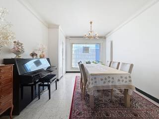 Bent u op zoek naar een ruime woning met mooie tuin en garage op een vlot bereikbare ligging?Dan is deze eigendom uw ideale gezinswoning!Dit...