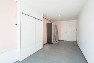 Ben je op zoek naar een ruime gezinswoning met 3 of 4 slaapkamers en zuidwest georiënteerde tuin op een strategische ligging? Gevonden!
<p>Op een interessante locatie nabij tal van voorzieningen, scholen, winkels en belangrijke invalswegen bevindt zich deze verrassend ruime woning met 172m² bewoonbare oppervlakte en verschillende mogelijkheden. Dankzij het gunstige EPC-label is er geen renovatieverplichting, wat betekent dat je hier zonder zorgen kan intrekken en stap voor stap verder kan optimaliseren naar eigen smaak.</p>
<p>Bij het binnenkomen word je verwelkomd in een ruime en lichtrijke inkomhal met aansluitend een praktische wasplaats en een eerste toilet. De leefruimte is aangenaam ingedeeld in een gezellige zithoek en een eetplaats en sluit naadloos aan op de ruime keuken. Vanuit de keuken heb je directe toegang tot de deels overdekte, zuidwest georiënteerde tuin waar je de hele middag en avond van de zon geniet. Achteraan bevindt zich bovendien een bijgebouw van ongeveer 30m², ideaal als hobbyruimte, praktijk, opslagplaats of atelier, en bovendien rechtstreeks bereikbaar via de inkomhal. Extra bergruimte vind je in de kelder.</p>
<p>Op de eerste verdieping tellen we drie volwaardige slaapkamers en een badkamer uitgerust met dubbele lavabo, douche in bad en een tweede toilet. Via een vaste trap bereik je de indrukwekkende zolderruimte van maar liefst 60m², waar eenvoudig meerdere extra slaapkamers en/of een bijkomende badkamer kunnen worden ingericht.</p>
<p>Ben je op zoek naar ruimte, potentieel en een sterke ligging in één pakket? Contacteer ons vandaag nog voor een bezoek en ontdek zelf de mogelijkheden van deze woning!</p>