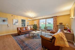 Roeselare-stadskern. PENTHOUSE op 6de verdieping aan het Coninckplein gelegen, met 2 slaapkamers, ochtendterras en avondterras. Een pareltje met unieke ligging !<br /><br />Dit is een startprijs / vanafprijs, ieder bod boven deze prijs zal worden voorgelegd aan de eigenaars ter bespreking.<br /><br />Residentie Pieter de Coninck is een verozrgde plaats om te wonen. alles op wandelafstand. <br />Aan het Coninckplein, het Moermanpark, 't station en de winkelstraten en de markt. <br /><br />U kan dit prachtig verzorgd appartement aantreffen op het 6de. Lichtrijk, verzorgd en zeer degelijk gebouwd.<br />2 terrassen. Ochtendzon met zicht op de kerk en verzichten op Beveren en Rumbeke.<br />Avondterras met zicht op Hooglede, het Bel-Ford, de stadskern en in de verte Torhout en meer<br />U kan hier letterlijk wegdromen en genieten van de wisselende siezoenen.<br />Het is uitzonderlijk om hier te vertoeven.<br /><br />+/- 90m2 appartement & 155m2 terras<br /><br />Inkomhal, ruime leefruimte met aansluitend een iets miinder recente keuken. Verder 2 slaapkamers, badkamer, toilet en berging.<br />Er is tevens ruimte voor eigen smaak en opfrissingswerken zodat je hier echt thuis mag voelen.<br /><br />Autostaanplaats 5 gelegen op het gelijkvloerse kan extra aangekocht worden :12.000 Euro<br />Berging kelder 6 in inbegrepen.<br /><br />Deze penthouse is een unieke kans op topligging pal in het centrum van Roeselare, bel ons nu 051/62 40 40 en maak uw afspraak.<br /><br />