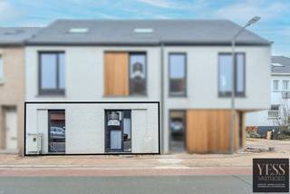 <div>
<div>
<h1><span>Uw eigen appartement in het hart van Ichtegem</span></h1>
<p><strong><span>Betaalbaar en kwalitatief wonen met extra comfort én privacy.</span></strong></p>
<p><strong><span>💡 De vermelde prijzen zijn inclusief 6% btw op de constructieprijs, mits aan de wettelijke voorwaarden wordt voldaan.</span></strong></p>
<p><span>In het centrum van </span><strong><span>Ichtegem</span></strong><span> verrijst deze </span><strong><span>kleinschalige en kwalitatieve residentie</span></strong><span> met slechts </span><strong><span>4 ruime appartementen</span></strong><span> en </span><strong><span>10 private autostaanplaatsen</span></strong><span>.</span></p>
<p><span>Dankzij de beperkte schaal geniet u hier van </span><strong><span>rust, comfort en privacy</span></strong><span>, gecombineerd met een uitstekende ligging.</span></p>
<h3><span>4 ruime appartementen – met de mogelijkheid uw private staanplaats aan te kopen</span></h3>
<p><strong><span>Gelijkvloerse appartementen – 2 slaapkamers</span></strong></p>
<ul>
<li><span>Netto bewoonbare oppervlakte van </span><strong><span>79 m² en 85 m²</span></strong></li>
<li><strong><span>Privatieve tuin van ca. 67 m²</span></strong></li>
</ul>
<p><strong><span>Duplexappartementen – 3 slaapkamers</span></strong></p>
<ul>
<li><span>Netto bewoonbare oppervlakte van </span><strong><span>104 m² en 107 m²</span></strong></li>
<li><strong><span>Zeer ruim terras van ca. 16 m²</span></strong></li>
</ul>
<p><span>De </span><strong><span>gelijkvloerse appartementen</span></strong><span> bieden dankzij hun ruime privatieve tuin een aangename combinatie van binnen- en buitenruimte.</span></p>
<p><span>De </span><strong><span>duplexappartementen</span></strong><span> beschikken dan weer over royale terrassen met </span><strong><span>minimale inkijk</span></strong><span>, waardoor u in alle rust kunt genieten van uw buitenruimte en van </span><strong><span>een optimale privacy</span></strong><span>.</span></p>
<p><span>Een ideale keuze voor wie op zoek is naar een </span><strong><span>ruim, energiezuinig en kwalitatief appartement</span></strong><span>, op een centrale locatie in Ichtegem.</span></p>
<p>Interesse? Bel 050 33 59 03 / info@yess-vastgoed.be</p>
</div>
</div>