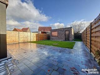 Ruime nieuwbouwwoning op zeer rustige locatie nabij de warandeputten te Moerbrugge.<br /><br />Bij het betreden van de woning is een ruime inkomhal met gastentoilet (inclusief lavabo) gelegen.<br /><br />Vanuit de inkomhal is de lichtrijke leefruimte toegankelijk met volledig ingerichte open keuken met eiland (voorzien van inductiekookplaat, dampkap, enkele spoelbak, warme luchtoven, microgolfoven, koelkast en aansluiting voor een vaatwasmachine).<br /><br />Aansluitend aan de leefruimte zijn de wasplaats (met plaats voor wasmachine en droogkast) en de koele berging gelegen.<br /><br />Op de eerste verdieping bevinden zich de ruime nachthal, drie ruime tweepersoonskamers, een apart toilet, een badkamer met ligbad, douche en dubbele wastafel en een technische ruimte <br /><br />Via een uitschuifbare trap is de zeer ruime zolder toegankelijk.<br /><br />Vervolgens beschikt de woning over een privatieve fietsendoorgang naast de woning.<br />Deze doorgang loopt tot in de tuin waar de ruime buitenberging met elektriciteit gelegen is.<br /><br />Verder werd de woning uitgerust met 10 zonnepanelen, en worden de technische ruimtes, buitenberging, fietsendoorgang en badkamer voorzien van lichtarmaturen.<br /><br />Daarnaast is één privatieve parkplaats inbegrepen in de prijs.<br /><br />Tot slot wordt de woning volledig geschilderd.<br /><br />EPC in opmaak.<br /><br />Meer info op kantoor! <br />