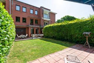 We treffen deze mooie en zeer ruime woning op een boogscheut van het centrum van Edegem, op de gegeerde wijk “Molenveld”. Het pand ligt op...