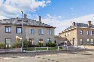 <p>Topo - Immo biedt u deze <strong>ruime op te frissen solide gezinswoning</strong>, gelegen op een mooi perceel van <strong>4a86ca in een rustige landelijke wijk te Onze-Lieve-Vrouw-Lombeek (Roosdaal)</strong>.</p><p>Op het <strong>gelijkvloers</strong> komt u binnen via<strong> de inkomhal </strong>met <strong>apart gastentoilet</strong>. Van hieruit heeft u enerzijds toegang tot <strong>de lichtrijke woonkamer</strong> en anderzijds tot <strong>de ruime keuken (15 m²)</strong>. Verder beschikt de woning over <strong>een praktische berging</strong> en <strong>een ruime garage met een automatische sectionaalpoort aan zowel de voor- als achterzijde</strong>. Daarnaast is er nog een handige kelder van <strong>15 m²</strong>.</p><p>Op de <strong>eerste verdieping</strong> bevinden zich<strong> drie volwaardige slaapkamers</strong> van <strong>12 m²</strong>, <strong>14,5 m²</strong> en <strong>17,5 m²</strong>,<strong> een badkamer uitgerust met een ligbad</strong> en <strong>een extra ruimte van 8,5 m²</strong> die perfect dienst kan doen als bureau, dressing of stockageruimte.</p><p>Een extra troef is de <strong>zolder</strong>, die<strong> mits het plaatsen van een vaste trap</strong> <strong>nog kan worden ingericht</strong> als bijkomende slaapkamer(s), speelkamer of hobbyruimte.</p><p>Buiten geniet u van een <strong>zuidgerichte tuin en terras en een eigen oprit. EPC C</strong></p><p>De prijs is een vanaf - prijs. De bezoekdag gaat door op zaterdagvoormiddag 19 september (verplicht afspraak te nemen), waarna biedingen gevraagd worden tegen uiterlijk dinsdag 22 september middernacht. https://topo-immo.be/reglement-biedingen voor alle info.</p>