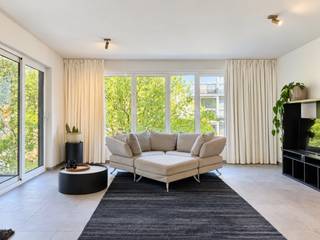 <p>Au quatrième étage d’un immeuble bien entretenu situé sur la Belgiquelei, nous proposons cet <strong>appartement entièrement meublé et récemment rénové</strong> d’une superficie de 94 m².<br />Finition de haute qualité, mobilier élégant et complet, répondant à toutes les normes de confort moderne.</p>
<p>Très lumineux, il offre une belle vue dégagée. Grâce à son excellent <strong>PEB A (80 kWh/m²/an)</strong>, les coûts énergétiques sont particulièrement faibles.</p>
<p>La nouvelle cuisine est entièrement équipée avec tous les appareils nécessaires. La salle de bain dispose d’une baignoire, d’une douche séparée et d’un grand meuble-lavabo. Il y a également un WC séparé pour les invités.</p>
<p>La chambre spacieuse donne accès à une terrasse à l’arrière. À l’avant, une deuxième grande terrasse offre une vue sur la Belgiquelei.</p>
<p>Une grande buanderie avec raccordement pour machine à laver et sèche-linge complète l’ensemble.</p>
<p>Situation <strong>centrale</strong>, à proximité immédiate de la gare, du centre-ville et de toutes les commodités.</p>
<p><strong>Loyer :</strong> 1 100 €/mois<br /><br />– Emplacement intérieur (premier étage, via ascenseur pour voitures) : 100 €/mois<br />– Charges communes : 100 €/mois<br />– Mobilier : 150 €/mois<br /><strong>Total mensuel : 1 450 €</strong></p>
<p><strong>Disponible à partir de fevrier 2027</strong></p>
<p>Idéal pour toute personne à la recherche d’un <strong>appartement entièrement meublé, prêt à emménager, combinant confort et élégance.</strong></p>