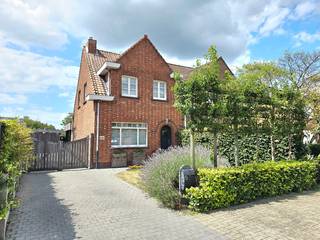 VERKOCHT ONDER OPTIE<br /><br /><br />Instapklare halfopen gezinswoning met 3 slaapkamers, zonnige tuin en gunstige ligging in Westmalle.<br /><br />Bent u op zoek naar een instapklare woning waar u zonder grote renovaties meteen uw thuis van kunt maken? Dan is deze verzorgde halfopen bebouwing misschien wel wat u zoekt.<br /><br />De woning is rustig gelegen, op wandelafstand van het centrum van Westmalle, winkels, scholen, horeca, openbaar vervoer,...<br /><br />Doorheen de jaren werd de woning grondig gerenoveerd en gemoderniseerd, met aandacht voor comfort, energiezuinigheid en een tijdloze afwerking.<br /><br />Indeling:<br />Via de inkomhal met gastentoilet komt u in de ruime en lichtrijke leefruimte met gezellige inbouwgashaard. De open, volledig uitgeruste keuken sluit mooi aan op de leefruimte en is er toegang tot kelder. Ook biedt het toegang tot een extra leefruimte met zicht op de tuin. Aansluitend bevinden zich de badkamer en wasplaats met luik naar zolder.<br /><br />Op de eerste verdieping bevinden zich drie slaapkamers en een nachthal met kastruimte en ook luik naar zolder.<br /><br />Buiten geniet u van een onderhoudsvriendelijke, zuidwestgerichte tuin met terras, een lange oprit voor meerdere wagens en een praktisch vrijstaand bijgebouw dat momenteel dienstdoet als multifunctionele berging/hobbyruimte/werkplaats.<br /><br />Troeven:<br />Instapklaar<br />Rustige, centrale ligging<br />Zuidwestgerichte tuin<br />3 SLK<br />EPC C 218 kWh/m² – geen renovatieverplichting<br />Bewoonbare opp. volgens EPC: 136 m²<br />Perceelopp. 355 m²<br />Grondige renovatie in 2015<br />Vernieuwde keuken (2016)<br />Vernieuwde elektriciteit, sanitair en condensatieketel (2015)<br />Nieuwe voordeur, ramen/rolluiken (2015)<br />Dak geïsoleerd<br />Veranda vernieuwd (2024)<br />10 zonnepanelen met thuisbatterij 7,68 kWh (2022)<br />Droge kelder<br />KI €691<br /><br />Beschikbaar: in overleg<br /><br />Bezichtigingen op afspraak. <br />Neem contact op via tel. 0496743808 of mail britty.peeters@hotmail.com om uw bezoek in te plannen.<br /><br />Alle juridische documenten, het compromis en de akte worden geregeld via de notaris.<br />