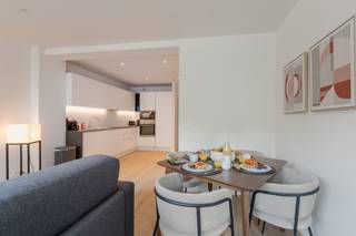 Dit mooie gemeubileerde appartement van ongeveer 58 m² ligt in het hart van Brussel, in de levendige wijk De Brouckère en vlak bij alle...