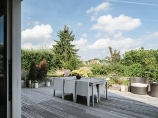<strong>Ruim duplexappartement met 3 slaapkamers en riante terrassen in Destelbergen</strong><br /><br />Burgemeester Libbrechthof is precies wat de naam laat vermoeden:<strong> een groen hof</strong>, <strong>rustig</strong> en beschut, en toch <strong>vlakbij de dorpskern van Destelbergen.</strong><br /><br />Dit ruime duplexappartement met 3 slaapkamers vindt de <strong>ideale balans tussen ruimtelijk en praktisch wooncomfort</strong>.<br /><br />Op de <strong>eerste verdieping</strong> ligt alles wat je dagelijks nodig hebt: <strong>het leefgedeelte, de terrassen en de hoofdslaapkamer met eigen dressing en badkamer.</strong><br /><br />Een niveau hoger liggen nog <strong>twee slaapkamers</strong> en een <strong>badkamer</strong> met <strong>ligbad</strong>, <strong>toilet</strong> en <strong>wastafel</strong>.<br /><br />Het appartement onderscheidt zich door de uitzonderlijk <strong>ruime, groen omgeven terrassen</strong>, het comfort van recente bouw met een<strong> lage kostenstructuur</strong> op korte, middellange en lange termijn, en de <strong>privatieve beleving</strong> binnen een <strong>sense of community.</strong><br /><br />Het appartement telt een <strong>BVO van 126 m²</strong>, heeft<strong> EPC-label B</strong> en is uitstekend onderhouden.<br /><br /><strong>Ruim wonen, rustig gelegen, praktisch ingedeeld.</strong><br /><br /><strong>Additioneel te koop: een inpandige garagebox voor €35.000.</strong>