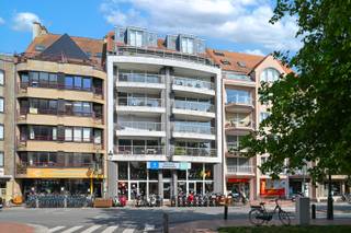 In de Lippenslaan, op wandelafstand van zee en strand, bieden wij dit ruim, breed woonappartement (105m²) op de derde verdieping met open zicht te koop aan. Gelegen in het bruisende hart van Knokke, geniet u van alle wooncomfort met tal van winkels, restaurants en voorzieningen binnen handbereik. Dit energiezuinig appartement voorziet u van o.a. 2 volwaardige slaapkamers, 2 badkamers, terrassen voor- en achteraan en een parkeerplaats op het gelijkvloers in het gebouw.<br /><br />Indeling: inkomhal met toilet en vestiaire, ruime, brede leefruimte met toegang tot zongericht terras aan de voorzijde, grote keuken, praktische berging/wasplaats, twee volwaardige slaapkamers met twee aansluitende badkamers, tweede terras achteraan. <br /><br />Fietsenstalling en parkeerplaats op het gelijkvloers, individuele kelderberging.<br /><br />Bezoeken? Graag na afspraak met Avantimmo op het nummer 050 62 50 55