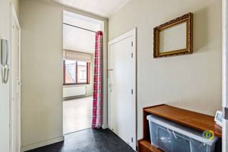 <p><span>In het hart van Vilvoorde, maar toch rustig gelegen, vindt u dit gezellige appartement met één slaapkamer op de tweede verdieping van een kleinschalig gebouw. Bij het binnenkomen wordt u verwelkomd in de inkomhal, die toegang biedt tot de lichtrijke leefruimte, het aparte toilet en de ruime keuken. De keuken is praktisch ingericht en beschikt over een aansluitende berging, ideaal voor extra opslagruimte. Via de nachthal bereikt u een aparte bureauruimte, de douchekamer en de ruime slaapkamer van 12,5 m². Een absolute troef is het aangename zuidgerichte terras, dat rechtstreeks toegankelijk is vanuit de slaapkamer en waar u volop kunt genieten van de zon. Daarnaast beschikt het appartement over een private kelder met aansluiting voor een wasmachine, wat zorgt voor extra comfort en bergruimte. Dankzij de centrale ligging bevinden winkels, restaurants, openbaar vervoer en andere dagelijkse voorzieningen zich op wandelafstand. Dit appartement combineert dan ook moeiteloos het gemak van wonen in het centrum met de rust van een aangename woonomgeving.</span><span> </span></p><p><span>Provisie: €40/maand (waterverbruik).</span></p><p><span>Interesse? Contacteer ons vandaag nog voor een bezoek!</span></p>