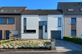 Deze verzorgde woning geniet een bijzonder praktische ligging in Wetteren. Op korte afstand vindt u zowel het treinstation als het centrum met...