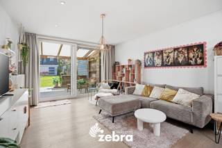 Deze volledig gerenoveerde woning bevindt zich op een rustige maar centrale locatie in Tielt, nabij winkels, scholen en openbaar vervoer.<br /><br />Bij het binnenkomen komt u in de inkomhal, die toegang biedt tot een multifunctionele kamer die bijvoorbeeld kan dienen als bureau of opslagruimte. Vervolgens betreedt u de lichtrijke leefruimte met open keuken, uitgerust met oven, kookplaat en een vaatwasser die eventueel kan worden overgenomen. Daarnaast is er een praktische berging/wasplaats en een apart toilet op het gelijkvloers.<br /><br />Op het eerste verdiep vindt u één slaapkamer en een ruime, moderne badkamer voorzien van dubbele lavabo, een inloopdouche, ligbad en toilet.<br /><br />Het tweede verdiep bevinden zich nog twee slaapkamers. <br /><br />Buiten geniet u van een gezellige buitenruimte met twee terrassen – één vooraan en één achteraan in de tuin - en een praktische tuin van ongeveer 100 m² met tuinhuis voor extra berging. De tuin beschikt bovendien over een uitweg langs achteren, wat extra gemak biedt.<br /><br />Deze woning combineert comfort, praktische indeling en een gunstige ligging. Bovendien heeft ze een EPC-score B, wat duidt op een energiezuinige woning. <br /><br /><strong>Ook wild geworden van deze thuis?<br />Twijfel niet langer en leg vandaag nog uw bezoek vast!</strong>