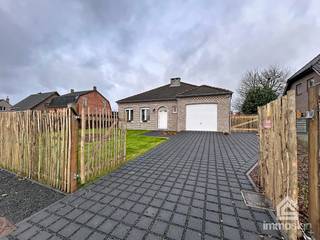 PLUSPUNTEN:+ perceelsoppervlakte: 718 m²+ woonoppervlakte: 140 m² (bron: EPC)+ vrijstaande, dubbele garage (2025)+ EPC-label C+ volledig omheind...