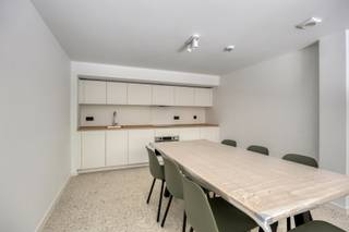 Deze prachtige studentenkamer bevindt zich in het centrum van Leuven op een rustige locatie achterin gelegen.<br /> <br />Dit opbrengstpand bestaat uit 29 vergunde studentenkamers, 16 kamers met eigen sanitair en 13 met een eigen douche en lavabo en gedeeld toilet.<br /> <br />Deze kamer bestaat uit een lavabo en douche en aagename kamer uitgerust met ontbijtblok (frigo en microgolf), kleerkast, bed, bureau en bureaustoel. <br />De kamers worden volledig bemeubeld en geschilderd verkocht.<br /> <br />Foto's en een overzicht van alle units kan via email bezorgd worden.<br /> <br />Er zijn meerdere gemeenschappelijke keukens. Deze zijn volledig uitgerust met alle nodige toestellen. Verder is er een afvallokaal en fietsenstalling.<br /> <br />Het pand werd in 2025 volledig vernieuwd en aangepast aan de hedendaagse eisen. <br /> <br />Het gebouw beschikt over een betonnen constructie en een vernieuwde lift.<br />Verder is het gebouw uitgerust met een thuisbatterij van 10KW en 30 zonnepanelen met een totaal vermogen van 13 800Wp. <br /><br />De studentenkamer kan verkocht worden met een huurgarantie indien gewenst. Huurprijzen van 600 tot 695 euro/ maand exclusief kosten.<br /> <br />Aarzel niet ons te contacteren voor verdere inlichtingen of voor een plaatsbezoek.