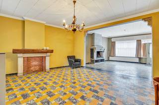 <p>Op zoek naar <strong>een ruime woning met tal van mogelijkheden?</strong> Dit <strong>karaktervol pand</strong> gelegen in het centrum van Gooik beschikt over <strong>een bewoonbare oppervlakte van maar liefst 355m²</strong> en ligt op <strong>een perceel van 12are80ca.</strong></p><p>Mede dankzij de breedte van het perceel en de commercieel interessante locatie leent deze woning zich perfect voor<strong> projectontwikkeling, een gemengd gebouw of een kangoeroewoning</strong>.</p><p>Alle dagelijkse voorzieningen zijn vlakbij: <strong>winkels, scholen, openbaar vervoer, sportcentrum,...</strong> bevinden zich in de buurt.</p><p><strong>Een woning met enorm veel ruimte en potentieel</strong>, klaar voor de volgende stap! Maatregelen opgenomen in het maatregelenregister: nee. </p>