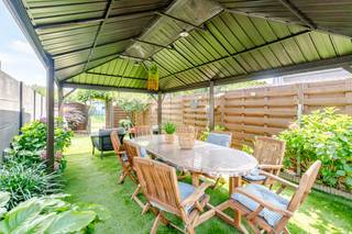 [[ DIT PAND NEEMT DEEL AAN DE ERA OPEN HUIZEN DAG OP 19/9 VAN 9:30 TOT 10:30 ]]
<p><strong>Instapklare woning te koop in Evergem – wonen vlak bij Gent</strong></p>

<p>Bent u op zoek naar een instapklare woning op een toplocatie, vlak bij Gent? Dan is deze verzorgde woning in Evergem absoluut een bezoek waard.</p>

<p>Deze charmante woning werd doorheen de jaren met oog voor kwaliteit en duurzaamheid vernieuwd. Zo werden het <strong>dak en de dakgoten volledig vernieuwd in 2017</strong> en werd in <strong>2024 een nieuwe gasketel</strong> geplaatst. Bovendien is er <strong>geen renovatieverplichting</strong>, waardoor u zorgeloos kunt verhuizen.</p>

<p>De woning beschikt over <strong>twee volwaardige slaapkamers</strong> en een gezellige <strong>mezzanine</strong>, ideaal als bureau, hobbyruimte of extra slaaphoek. Binnen geniet u van een stijlvolle afwerking met <strong>hoogwaardige materialen</strong>, wat zorgt voor een warme en tijdloze uitstraling.</p>

<p>Ook buiten is het aangenaam vertoeven. De <strong>fraai aangelegde en onderhoudsvriendelijke tuin</strong> biedt de perfecte plek om te ontspannen of gezellig te genieten met familie en vrienden. De voorgevel werd afgewerkt met <strong>kurkisolatie en stijlvolle blauwe hardsteen</strong>, wat niet alleen zorgt voor een mooie uitstraling, maar ook bijdraagt aan het wooncomfort.</p>

<p>Een extra troef zijn de <strong>voldoende parkeerplaatsen</strong>, waardoor u steeds comfortabel kunt parkeren.<br /><br />Een woning waar comfort, kwaliteit en een uitstekende ligging perfect samenkomen. Maak snel een afspraak en ontdek zelf de vele troeven van deze prachtige woning!</p>