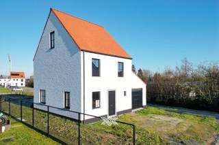 Deze nieuwbouw woning met 3 slaapkamers en een bewoonbare oppervlakte van 187 m² is gelegen op een perceel van 587,17 m² in de nieuwe verkaveling ‘Lalys’. Deze nieuwe dorpswijk is gelegen in Astene, gekend voor haar oude Leie-arm met haar prachtige natuur, het stadsbos, de fietsostrade en haar goede bereikbaarheid ideaal gelegen tussen Deinze en Gent. De diverse voorzieningen zoals supermarkten, restaurants, het ruime aanbod aan scholen, allen in de dichte nabijheid, maken van deze ligging de ideale uitvalsbasis.<br /><br />De woning is op het gelijkvloers ingedeeld als volgt: een inkomhal met gastentoilet en plaats voor een vestiairekast en een lichtrijke eet- en leefruimte met volledig geïnstalleerde open keuken, voorzien van diverse inbouwtoestellen. Daarnaast beschikt de woning over een inpandige garage met annex berging. De westelijk georiënteerde tuin is te bereiken vanuit de leefruimte. Dankzij de grote raampartijen kunt u binnen genieten van een mooie natuurlijke lichtinval en een uitzicht over de tuin.<br /><br />Op de eerste verdieping zijn er drie slaapkamers, samen met een extra afzonderlijk toilet, een technische berging en een badkamer voorzien van een ligbad en een dubbele wastafel. Op de tweede verdieping bevindt zich de zolder.<br /><br />Deze woningen voldoen aan de strenge energetische normen en onderscheiden zich onder meer door hun duurzaam karakter, vrij van fossiele brandstoffen. Er wordt gebruik gemaakt van vloerverwarming door middel van een warmtepomp (lucht-water) en een sterke akoestische en thermische isolatie. Bovendien worden de woningen uitgerust met een ventilatiesysteem type D+ met maximale warmterecuperatie.<br /><br />Benieuwd naar deze nieuwbouwwoning in Astene? Een persoonlijke, vrijblijvende afspraak kan via guillian@landbergh.be of 09 278 78 79. 