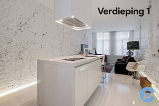 Bent u op zoek naar een zorgeloze vastgoedinvestering met een gegarandeerd rendement op een absolute AAA-ligging? Dan is dit pand precies wat u zoekt.<br /><br />Deze <strong>vergunde</strong> en volledig <strong>up-to-date</strong> opbrengsteigendom bevindt zich op een <strong>sublieme locatie</strong>, pal tussen de Vrijdagmarkt en de Grote Markt – het bruisende hart van de stad.<br /><br />Het handelsgelijkvloers, voorzien van terrasvergunning en kelderverdieping, wordt momenteel verhuurd als horecagelegenheid (dagzaak). <br /><br />Op de eerste verdieping bevindt zich een lichtrijk één slaapkamerappartement met een gezellig zonneterras. <br /><br />De tweede en derde verdieping vormen samen een charmante duplex met één slaapkamer en een fenomenaal dakterras.<br /><br />De totale maandelijkse huuropbrengst bedraagt 5.255€ wat een <strong>netto</strong> rendement geeft van 5,75%<br /><br />Het gebouw is <strong>energiezuinig</strong> uitgerust met<strong> 8 zonnepanelen</strong> en een <strong>thuisbatterij</strong> van 10 kWh.<br /><br />Verder beschikt het pand over tal van troeven: het is <strong>instapklaar</strong>, heeft <strong>gunstige EPC’s</strong>, overal <strong>dubbel glas</strong>, een conforme elektrische installatie en is bovendien <strong>asbestvrij</strong>.<br /><br />Kortom: een solide, toekomstgerichte investering op een uitzonderlijke locatie, met onmiddellijk rendement dankzij lopende huurovereenkomsten.<br /><br />Interesse?<br />Voor meer informatie of een bezoek ter plaatse: bel Nico op 0475/50 92 09.