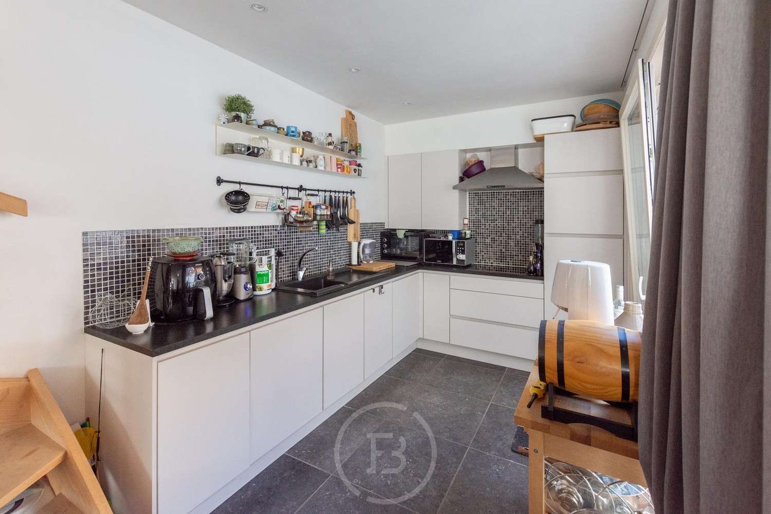 Brugge centrum, Instapklaar degelijk gerenoveerd energiezuinig  lichtrijk woonhuis  met 3 slaapkamers en koer - foto 4