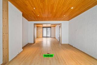 De woning beschikt over een ruime en lichtrijke woonkamer met aansluitend een recent vernieuwde keuken. Vanuit de keuken bereikt u het...
